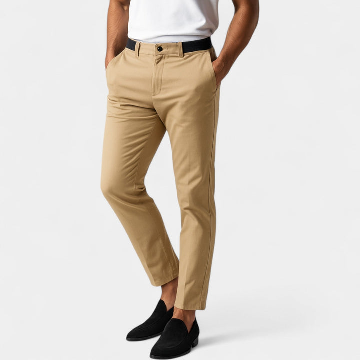Herrenhose im Tapered-Chino-Schnitt mit flachem Bund — Khaki