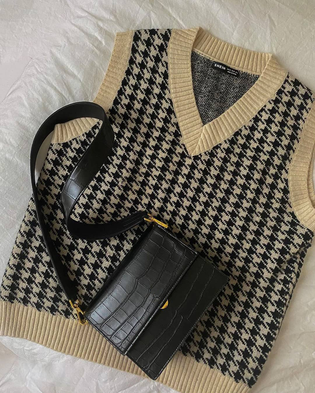 Women’s Bag – Crocodile Print with Flap Closure, Compact and Elegant Design — image 6