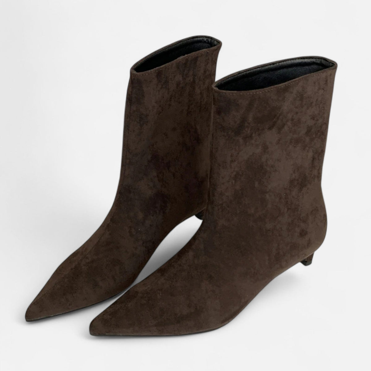 Stiefeletten für Damen mit niedrigem Absatz und spitzer Kappe — Kaffeebraun