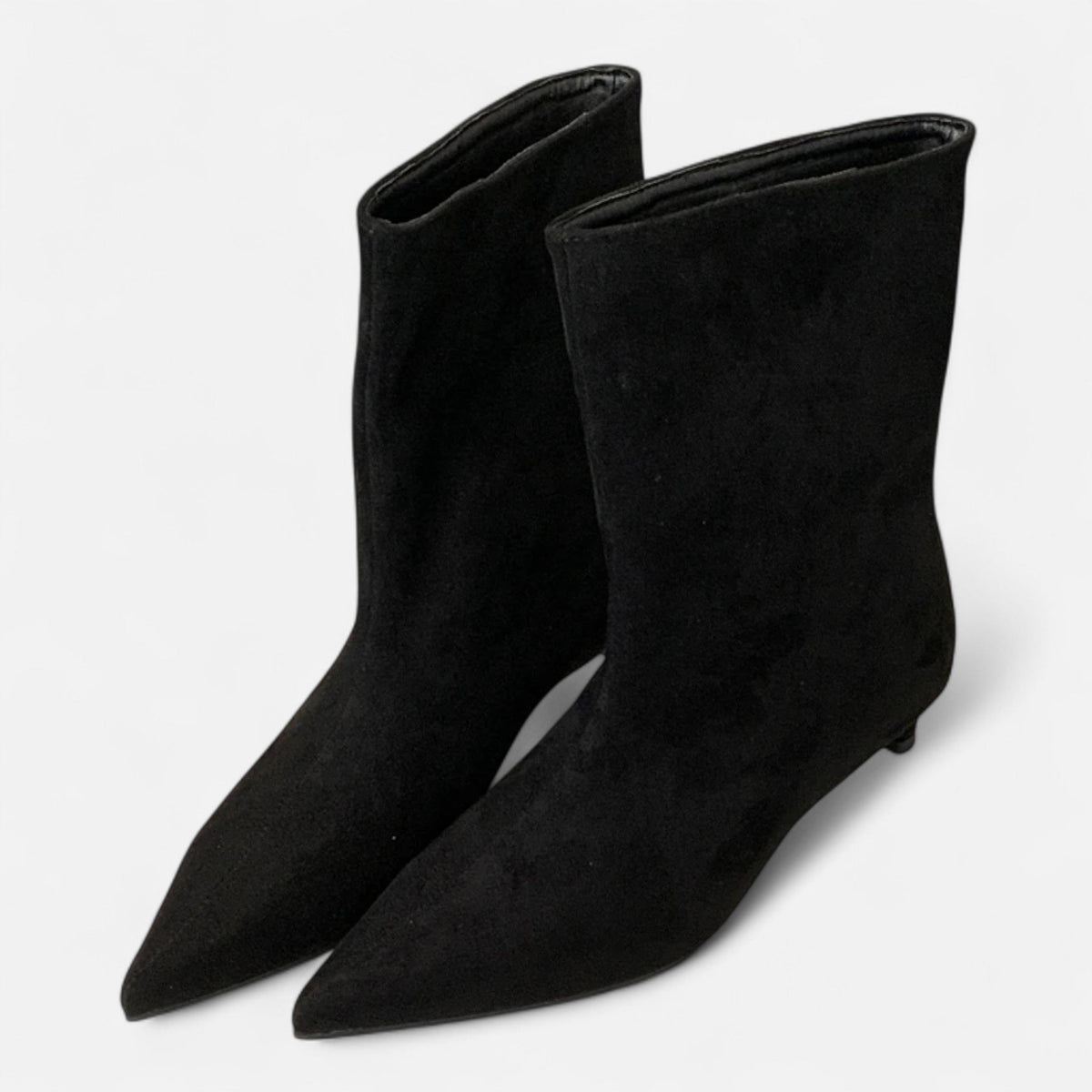 Stiefeletten für Damen mit niedrigem Absatz und spitzer Kappe — Schwarz