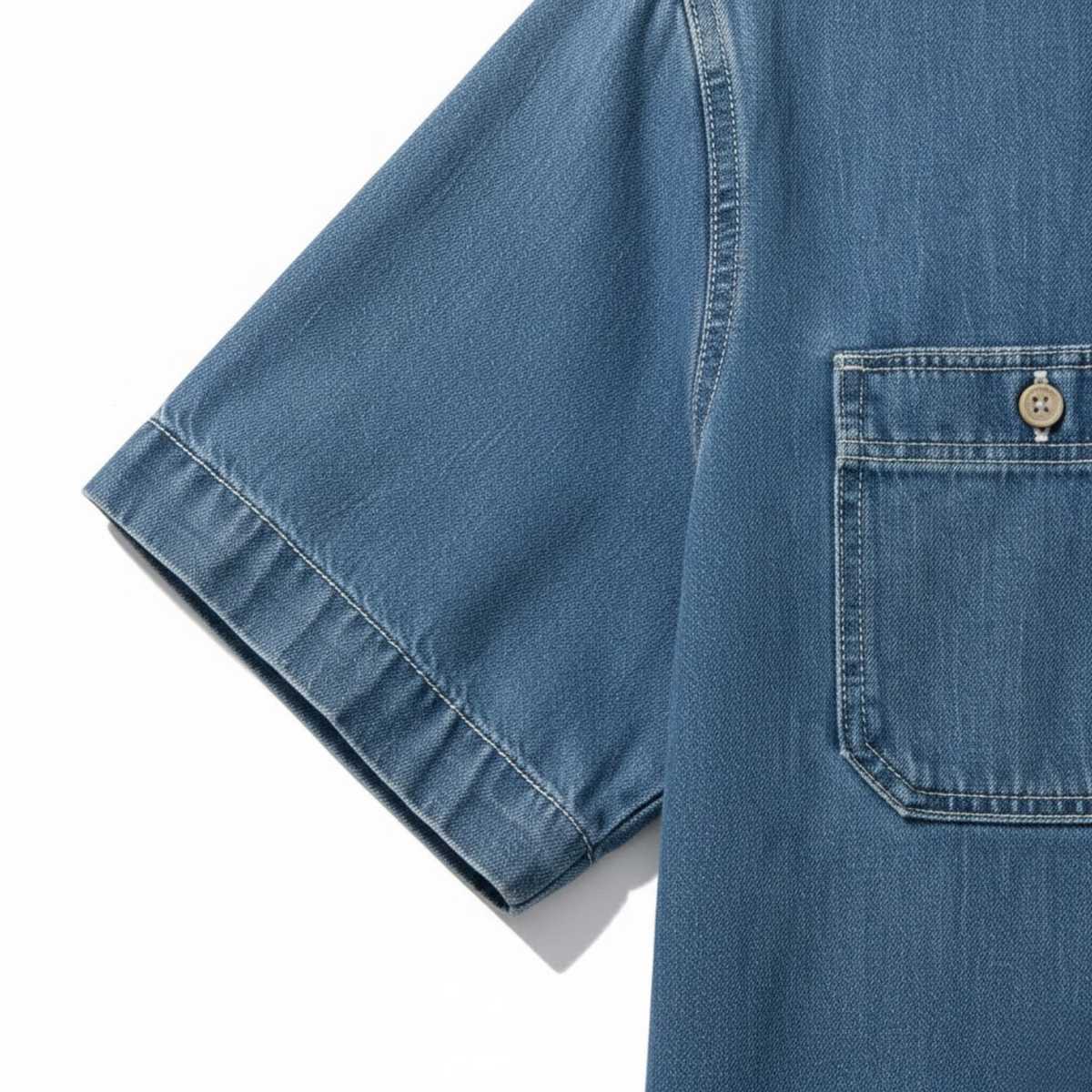 Herrenhemd aus Denim mit kurzen Ärmeln und Brusttaschen — Produktansicht
