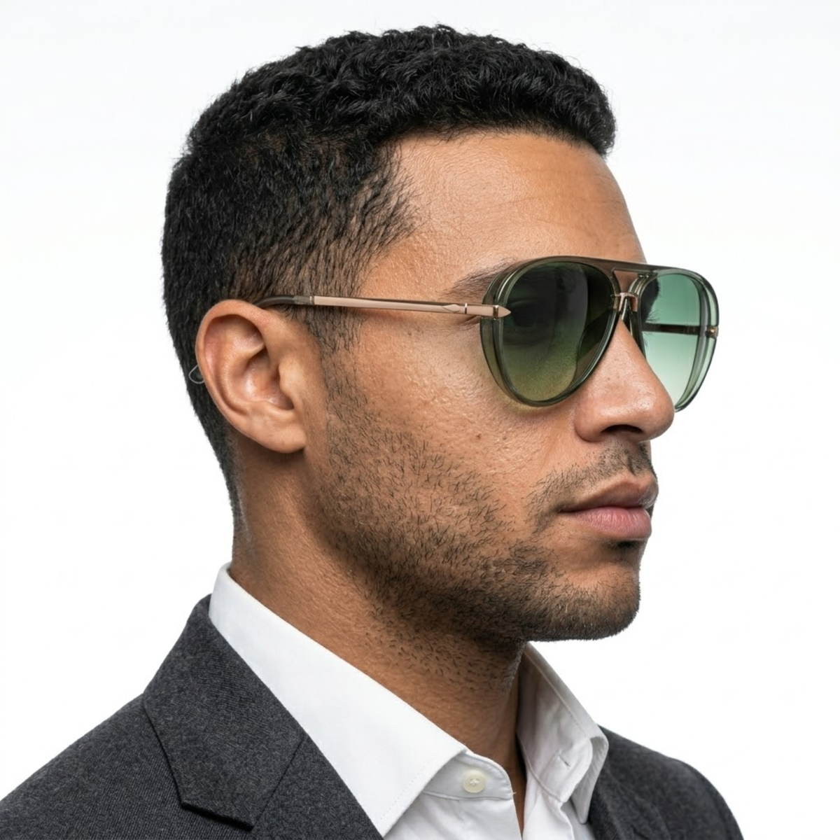 Lunettes de soleil pour femmes et hommes avec une monture aviateur et des verres teintés — Blanc