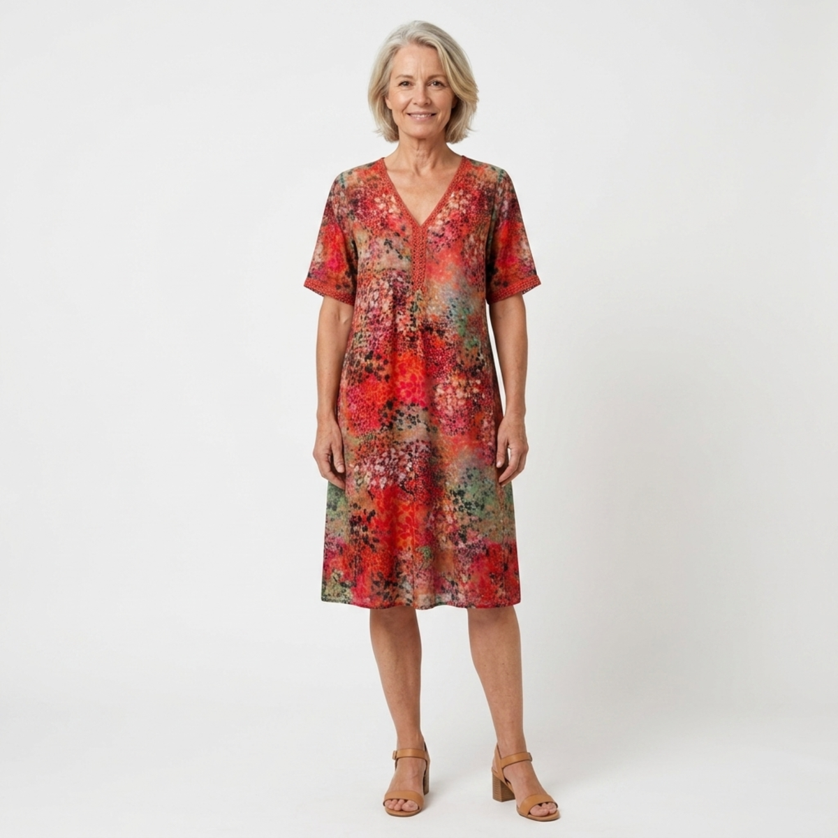 Damenkleid in ausgestellter Passform mit V-Ausschnitt und Musterdesign — Rot