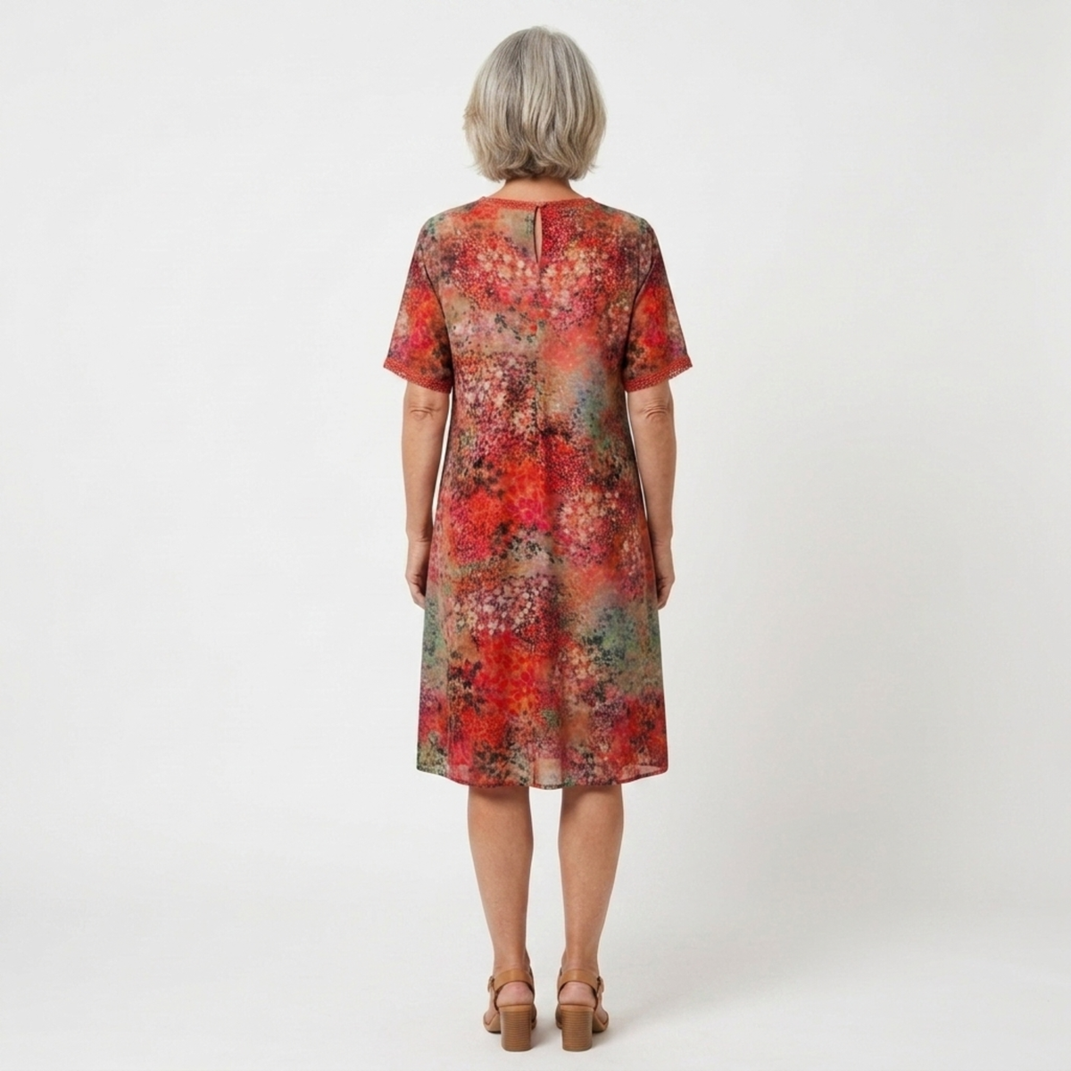 Damenkleid in ausgestellter Passform mit V-Ausschnitt und Musterdesign — Produktansicht