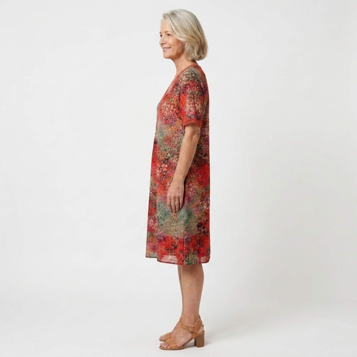 Damenkleid in ausgestellter Passform mit V-Ausschnitt und Musterdesign — Produktansicht