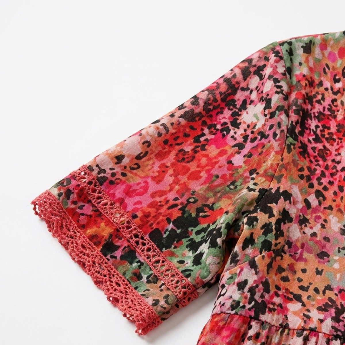 Damenkleid in ausgestellter Passform mit V-Ausschnitt und Musterdesign — Produktansicht