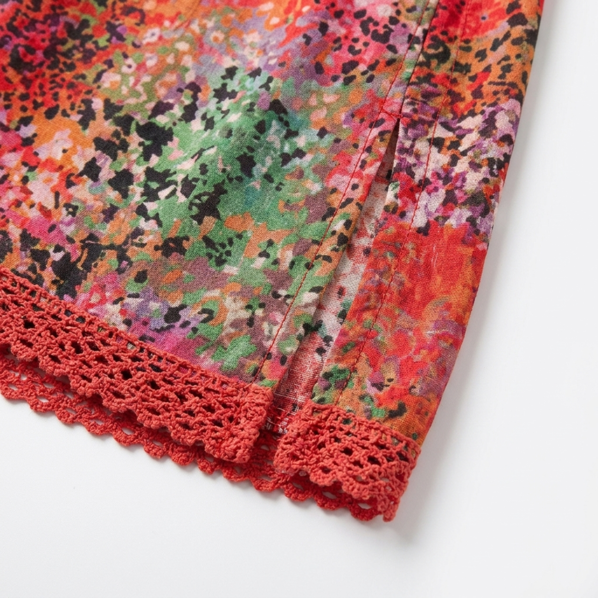 Damenkleid in ausgestellter Passform mit V-Ausschnitt und Musterdesign — Produktansicht