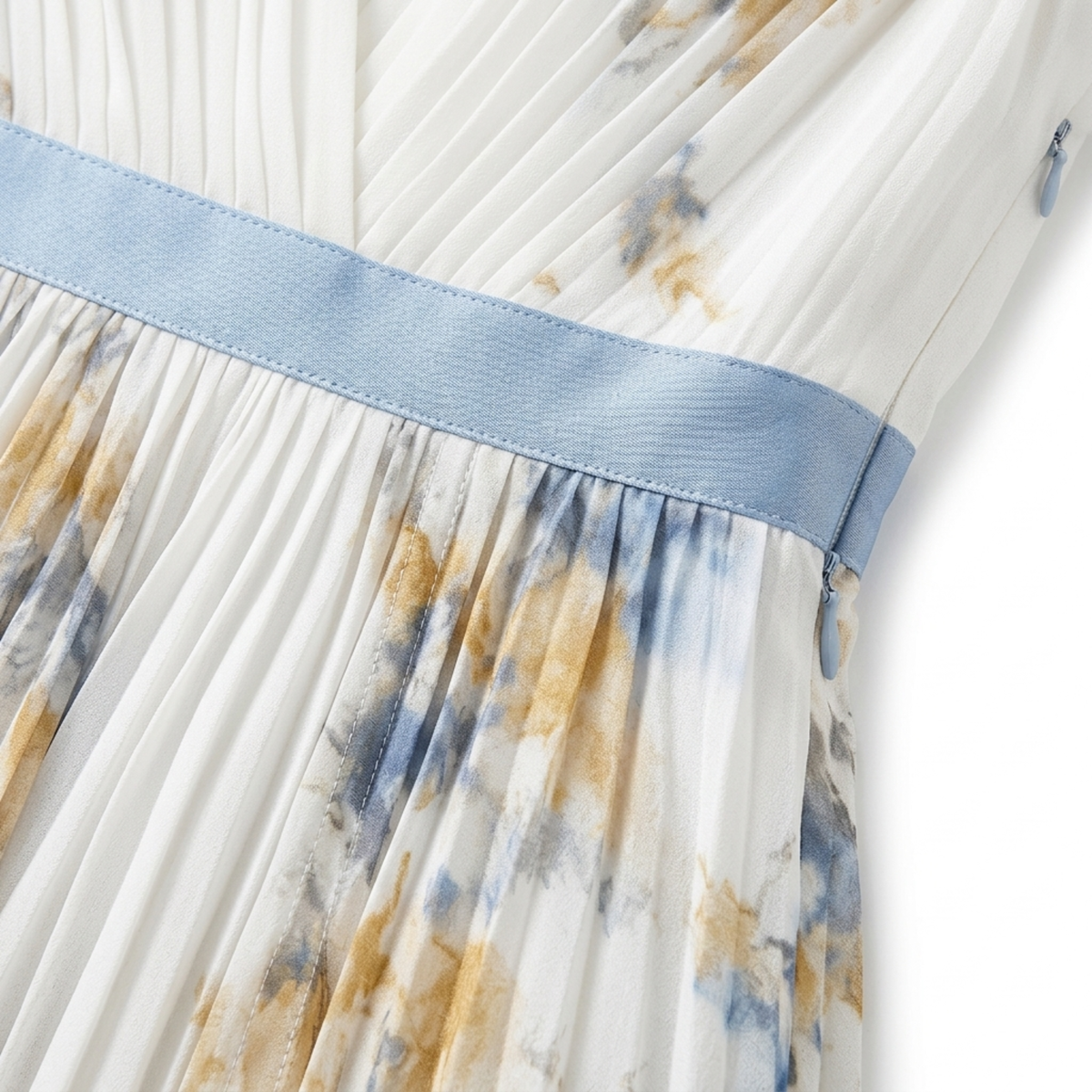 Mid-length floral dress — V-neck and pleated skirt with pockets — White
