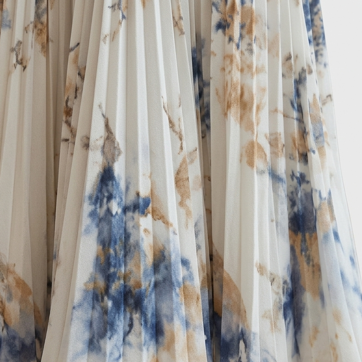 Mid-length floral dress — V-neck and pleated skirt with pockets — White