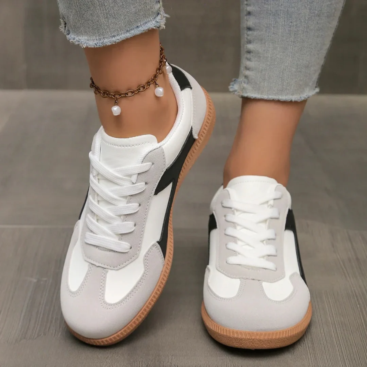 Women's sports shoes - low panel design - activities — Black
