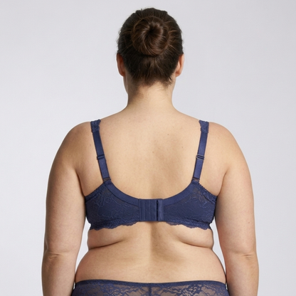 Plus size women's bra with underwire and lace details — image 2