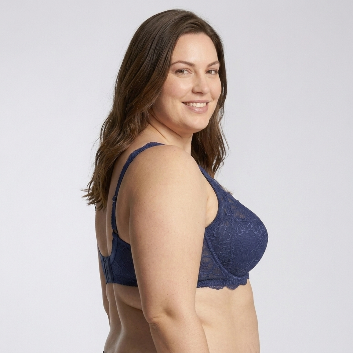 Plus size women's bra with underwire and lace details — image 3