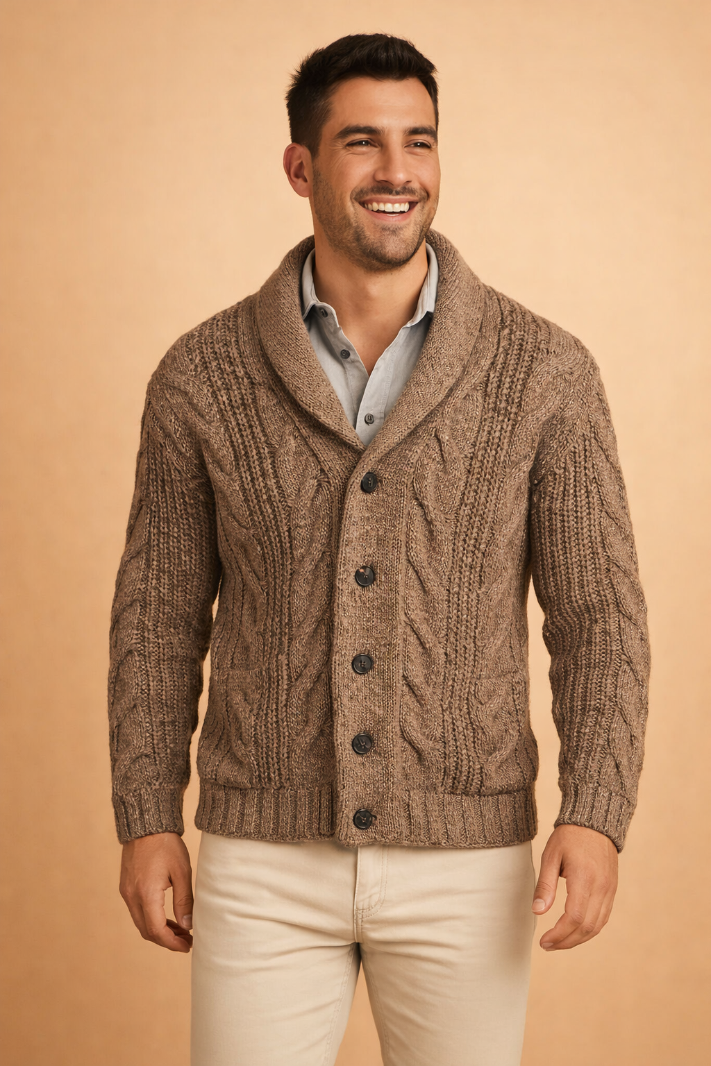 Herren-Cardigan mit schmalem Schalkragen und Knopfverschluss — Braun
