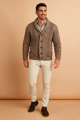 Herren-Cardigan mit schmalem Schalkragen und Knopfverschluss — Braun