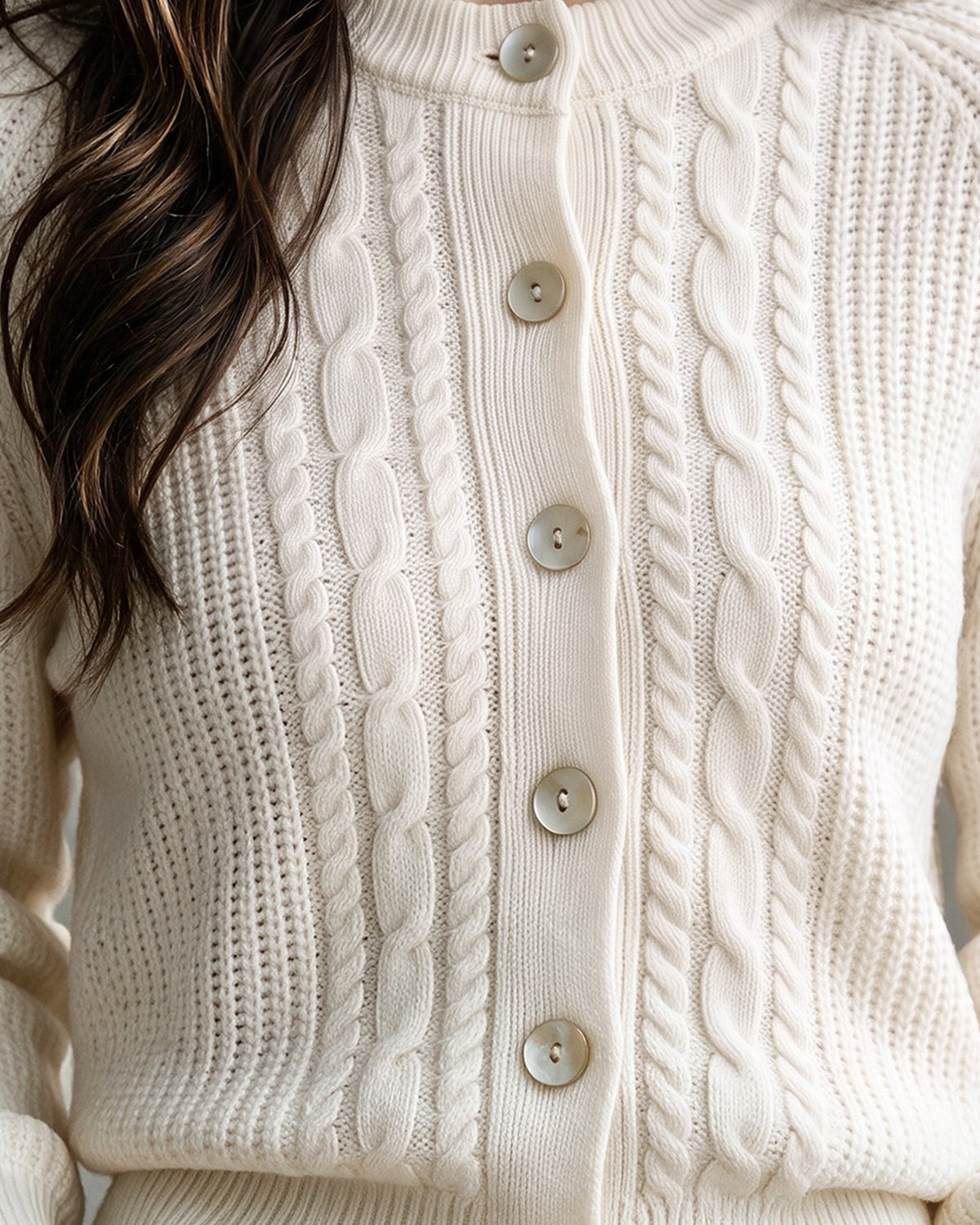Women's Cable-Knit Long Sleeve Cardigan in Beige - detalhe