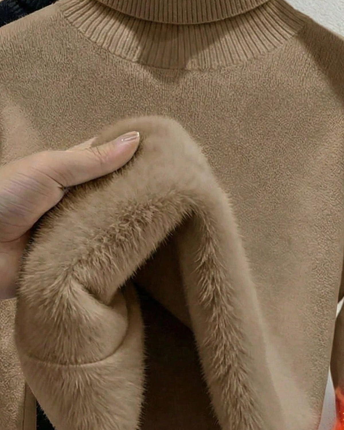 Women's High Neck Jumper in Camel - detalhe